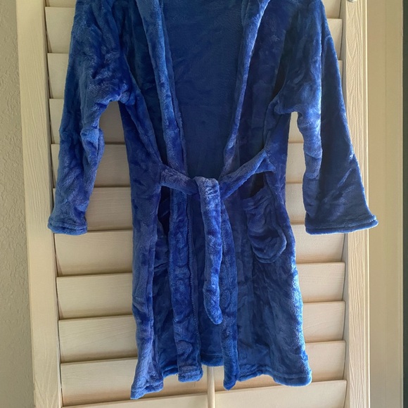 NEW Unisex child's robe . Pretty blue and extremely soft. - Picture 2 of 5
